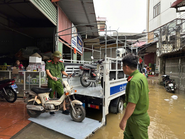 Công an Bắc Giang: Dốc toàn lực giúp dân chống lũ, đắp đê, chuyển người -0