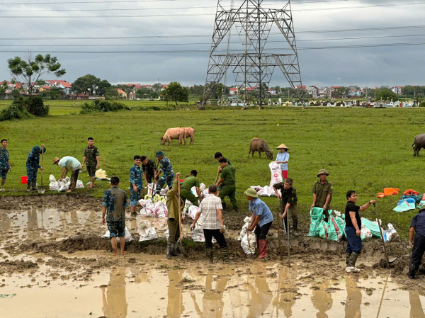 Công an Bắc Giang: Dốc toàn lực giúp dân chống lũ, đắp đê, chuyển người -3