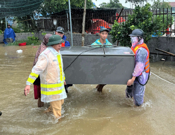 Nam Định: Cứu gia đình 3 người trên bè cá đang trôi dạt trên sông Hồng -0