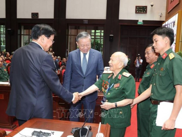 Tổng Bí thư, Chủ tịch nước Lào gặp gỡ cựu quân tình nguyện, chuyên gia, lưu học sinh Việt Nam tại Lào -0