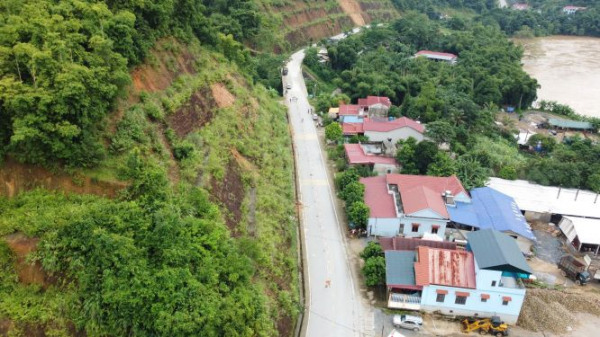 Một quả núi ở huyện Quan Hoá, tỉnh Thanh Hoá xuất hiện vết nứt lớn, kéo dài -0