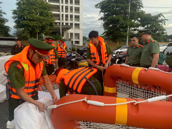 Đoàn Thanh niên, Hội Phụ nữ, Công Đoàn CAND tặng quà hỗ trợ nhân dân các tỉnh Tuyên Quang, Yên Bái, Cao Bằng -0