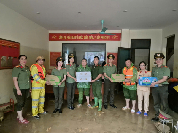 Đoàn Thanh niên, Hội Phụ nữ, Công Đoàn CAND tặng quà hỗ trợ nhân dân các tỉnh Tuyên Quang, Yên Bái, Cao Bằng -0