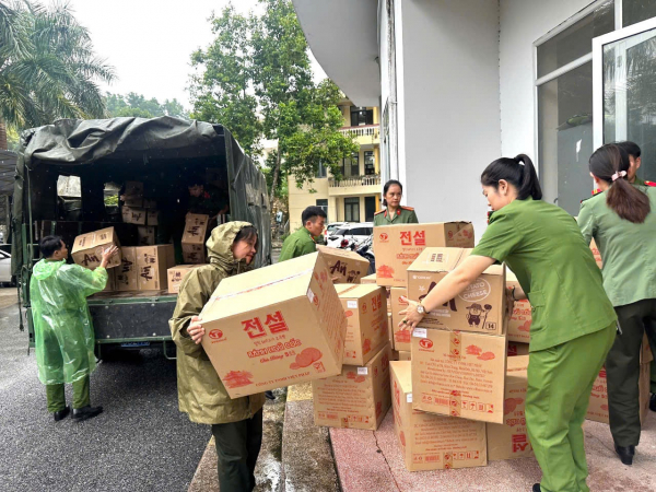 Đoàn Thanh niên, Hội Phụ nữ, Công Đoàn CAND tặng quà hỗ trợ nhân dân các tỉnh Tuyên Quang, Yên Bái, Cao Bằng -0