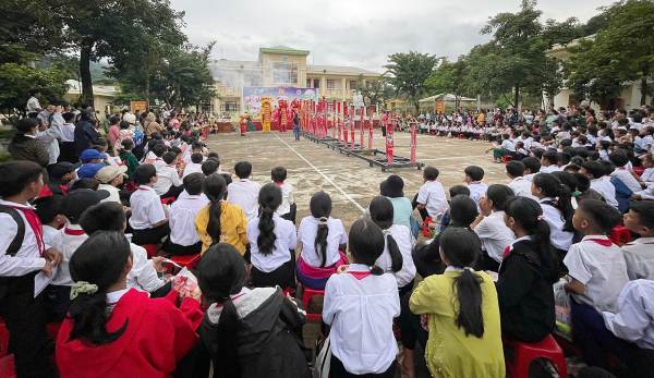 Mang Tết Trung thu đến với trẻ em vùng biên giới ở Quảng Nam -0