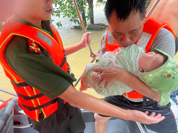 Giám đốc Công an tỉnh Tuyên Quang ngồi xuồng máy trực tiếp đi kiểm tra công tác phòng chống bão -0