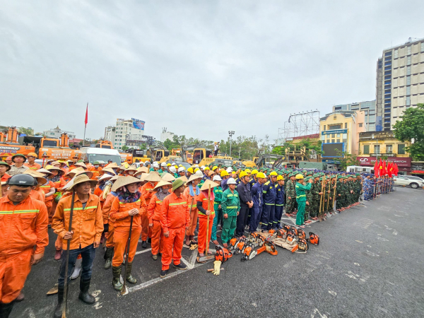 Hải Phòng tăng cường hơn 400 CBCS Quân đội và Công an tham gia hỗ trợ khắc phục hậu quả bão số 3 -0