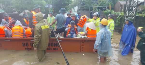 Công an tỉnh Hưng Yên hỗ trợ đưa người dân và di dời tài sản đến nơi an toàn -0