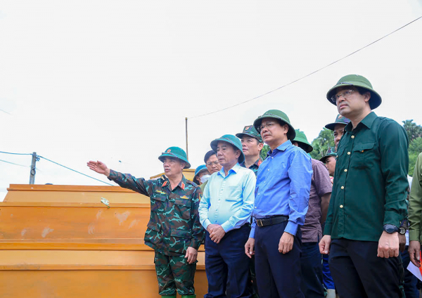 Chủ nhiệm Uỷ ban Kiểm tra Trung ương đến hiện trường vụ lũ quét ở Làng Nủ -0