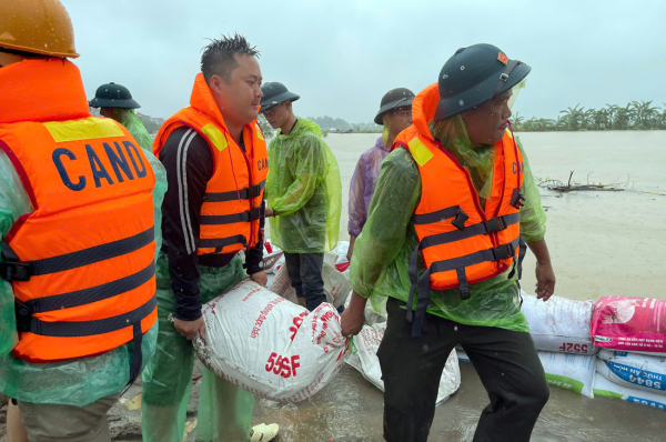 Công an huyện Chương Mỹ đồng hành cùng nhân dân chống lũ -0