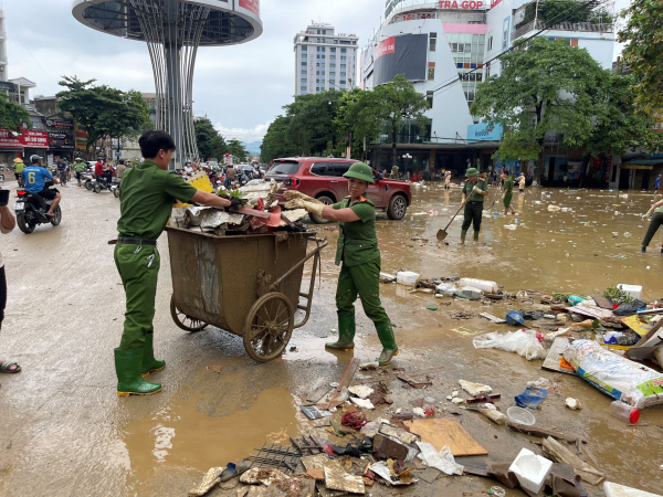 Hình ảnh đẹp về Công an Tuyên Quang những ngày giúp dẫn chống bão, lụt -0