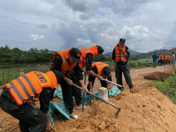 Bộ Tư lệnh Cảnh sát cơ động tiếp tục tăng cường giúp 7 địa phương khắc phục hậu quả mưa bão -0