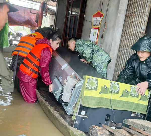 Công an huyện Chương Mỹ đồng hành cùng nhân dân chống lũ -0