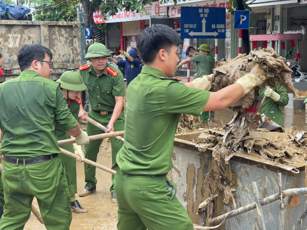 Hình ảnh đẹp về Công an Tuyên Quang những ngày giúp dẫn chống bão, lụt -0