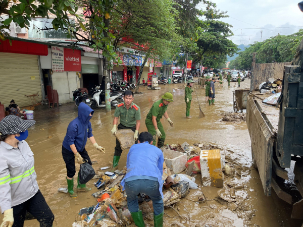 Hình ảnh đẹp về Công an Tuyên Quang những ngày giúp dẫn chống bão, lụt -0