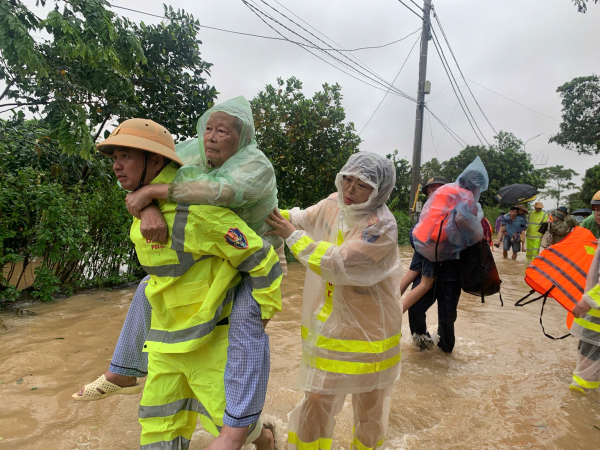 Công an tỉnh Hưng Yên hỗ trợ đưa người dân và di dời tài sản đến nơi an toàn -0