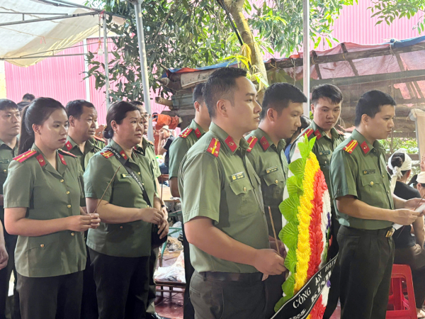 Thăm viếng, tặng quà động viên 2 gia đình cán bộ Công an thiệt mạng -0