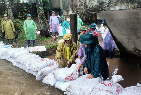 Công an huyện Chương Mỹ đồng hành cùng nhân dân chống lũ -1