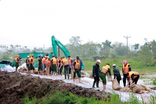 Công an thị xã Đông Triều huy động lực lượng đắp đê, ngăn lũ xuyên đêm -0