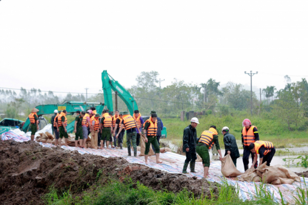 công an thị xã đông triều tham gia đắp đê ngăn lũ.jpg -0