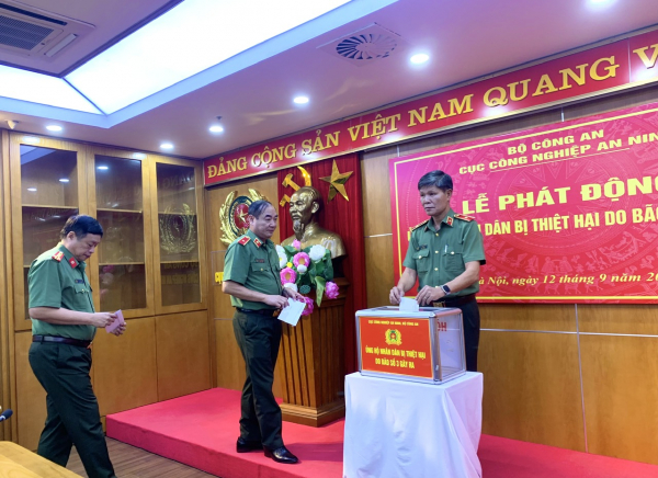 Công an các đơn vị, địa phương quyên góp, ủng hộ người dân bị thiệt hại bởi bão, lũ -0