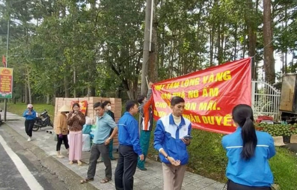 Người dân Lâm Đồng chung tay hỗ trợ đồng bào vùng bão lũ  -0