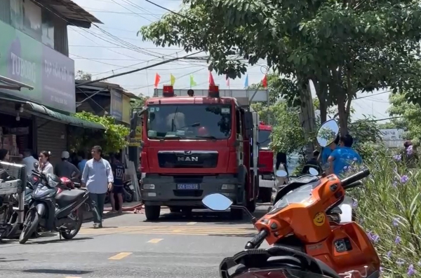 Hút nước dưới kênh dập tắt đám cháy cứu người phụ nữ mắc kẹt trong nhà -0