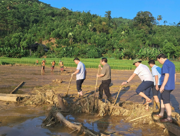 Thủ tướng Phạm Minh Chính đến hiện trường Làng Nủ chỉ đạo công tác tìm kiếm, cứu hộ, cứu nạn -0