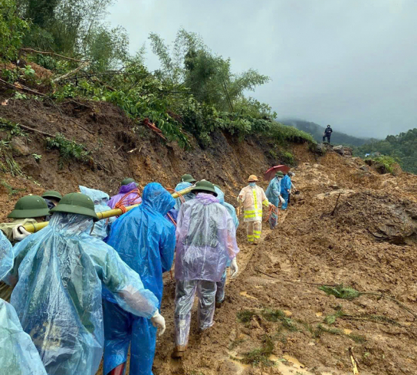 CBCS Công an Cao Bằng đi bộ hơn 20km bàn giao an toàn thi thể các nạn nhân cho gia đình -0