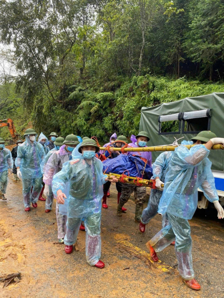 CBCS Công an Cao Bằng đi bộ hơn 20km bàn giao an toàn thi thể các nạn nhân cho gia đình -0