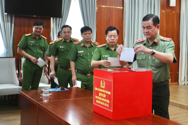 Công an TP Hồ Chí Minh phát động ủng hộ đồng bào bị thiệt hại do cơn bão số 3 -0