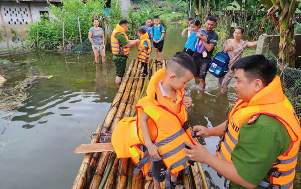 Lạng Sơn: Công an huyện Bắc Sơn giúp học sinh đến trường sau bão lũ -0