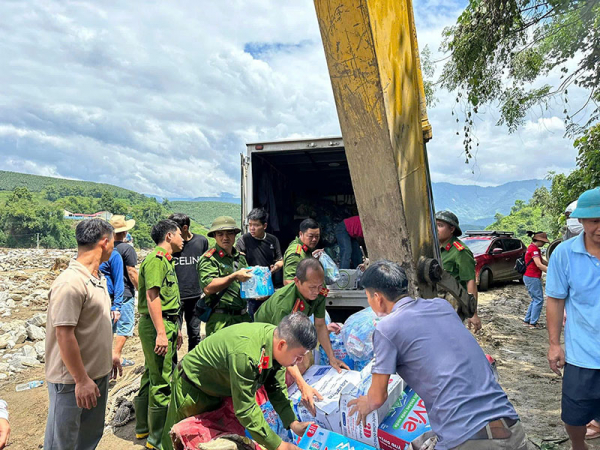 Những hình ảnh đầu tiên về 142 giáo viên, học sinh thoát nạn vụ sập nhà bán trú -0