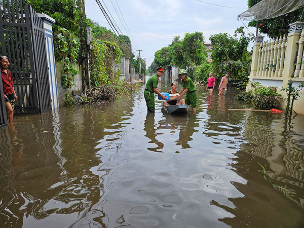 Công an xã Thụy Lôi giúp dân khắc phục hậu quả mưa lũ -0