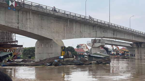 Khắc phục sự cố 2 bè cá trôi dạt trên sông Thái Bình neo mắc vào trụ cầu Hợp Thanh -1