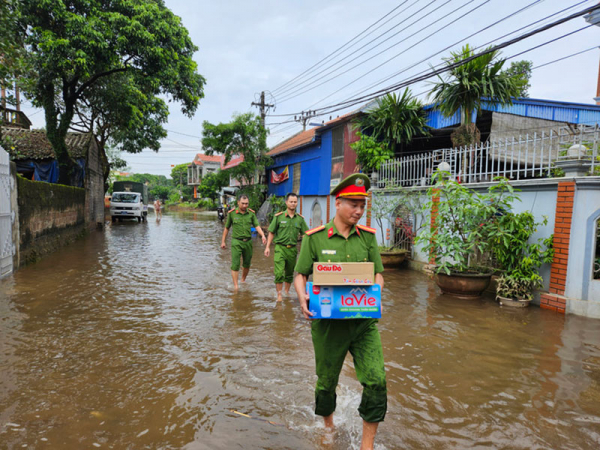 Công an xã Thụy Lôi giúp dân khắc phục hậu quả mưa lũ -2