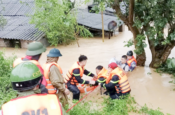 cbcs công an huyện chi lăng -lạng  sơn dầm mình trong mưa cứu người dân-ảnh báo cand.jpg -0