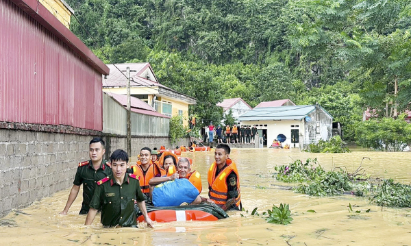 công an lạng sơn  đưa người dân tới nơi an toàn.jpg -0