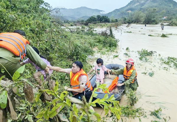 công an tỉnh quảng ninh cứu hộ thành công 81 người dân mắc kẹt trong vùng lụt tại thống nhất, hạ long.jpg -1