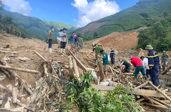 Hàng trăm CBCS Công an tham gia tìm kiếm cứu hộ, cứu nạn tại Bản Cái -1