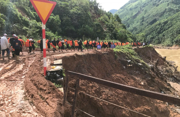 Hàng trăm CBCS Công an tham gia tìm kiếm cứu hộ, cứu nạn tại Bản Cái -1