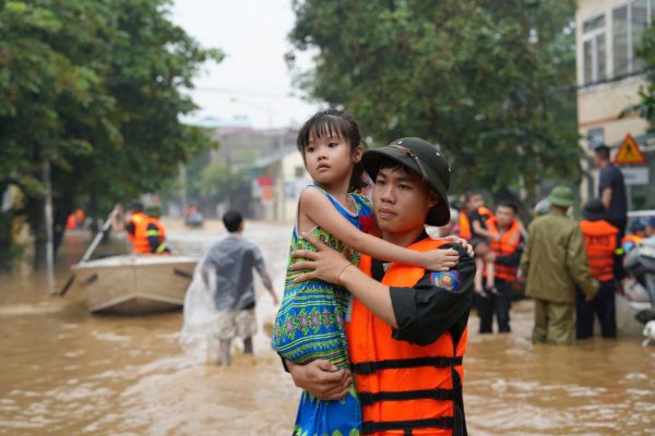 Nén nỗi đau mất mẹ và em trai, phó trưởng Công an phường Nguyễn Phúc tổ chức cứu nạn, cứu hộ người dân trong cơn bão số 3 -2