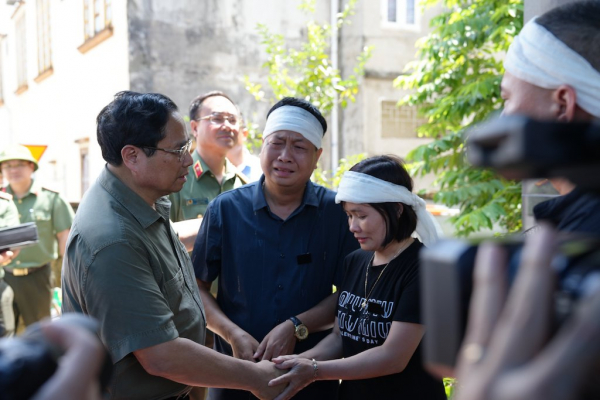 Nén nỗi đau mất mẹ và em trai trong lũ dữ, cán bộ Công an thực hiện công tác di dời nhân dân  -2