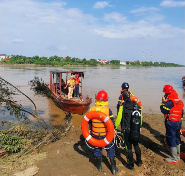 Công an tỉnh Phú Thọ phối hợp với các lực lượng thực hiện tìm kiếm cứu hộ, cứu nạn sự cố sập cầu Phong Châu -0