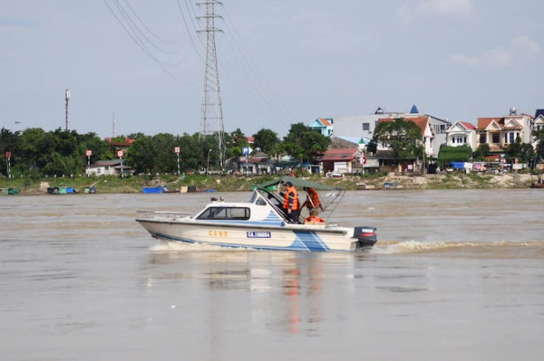 Công an tỉnh Phú Thọ phối hợp với các lực lượng thực hiện tìm kiếm cứu hộ, cứu nạn sự cố sập cầu Phong Châu -7