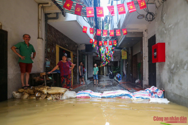 Hà Nội nắng nhẹ, sông Hồng thoát lũ chậm -0