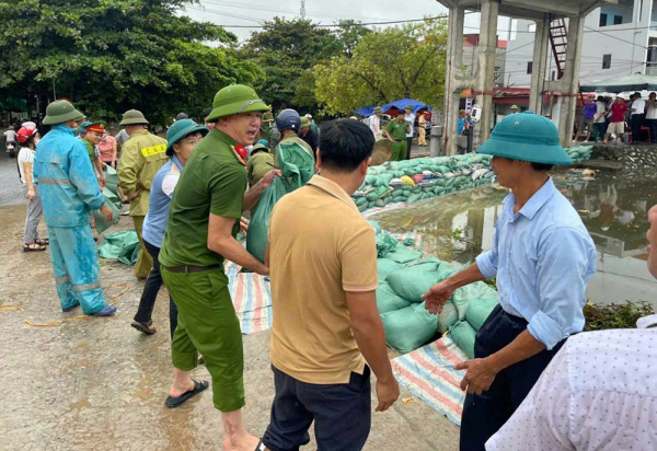 Sáng ngời hình ảnh Công an Nam Định chạy đua với nước lũ giúp dân -0