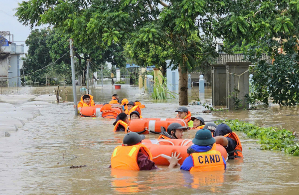 Sáng ngời hình ảnh Công an Nam Định chạy đua với nước lũ giúp dân -0