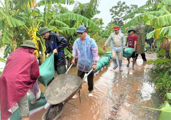 Sáng ngời hình ảnh Công an Nam Định chạy đua với nước lũ giúp dân -0