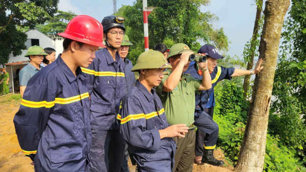 Công an tỉnh Phú Thọ phối hợp với các lực lượng thực hiện tìm kiếm cứu hộ, cứu nạn sự cố sập cầu Phong Châu -3